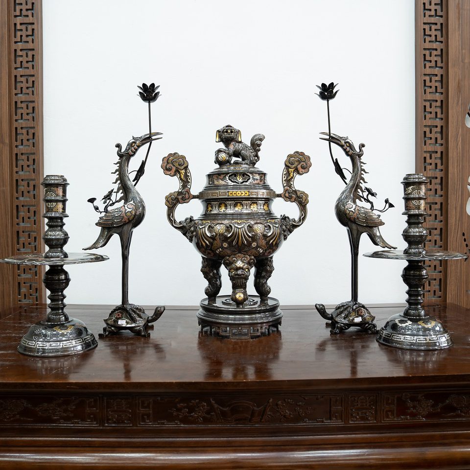 Altar set cast in red bronze, polished and lacquered