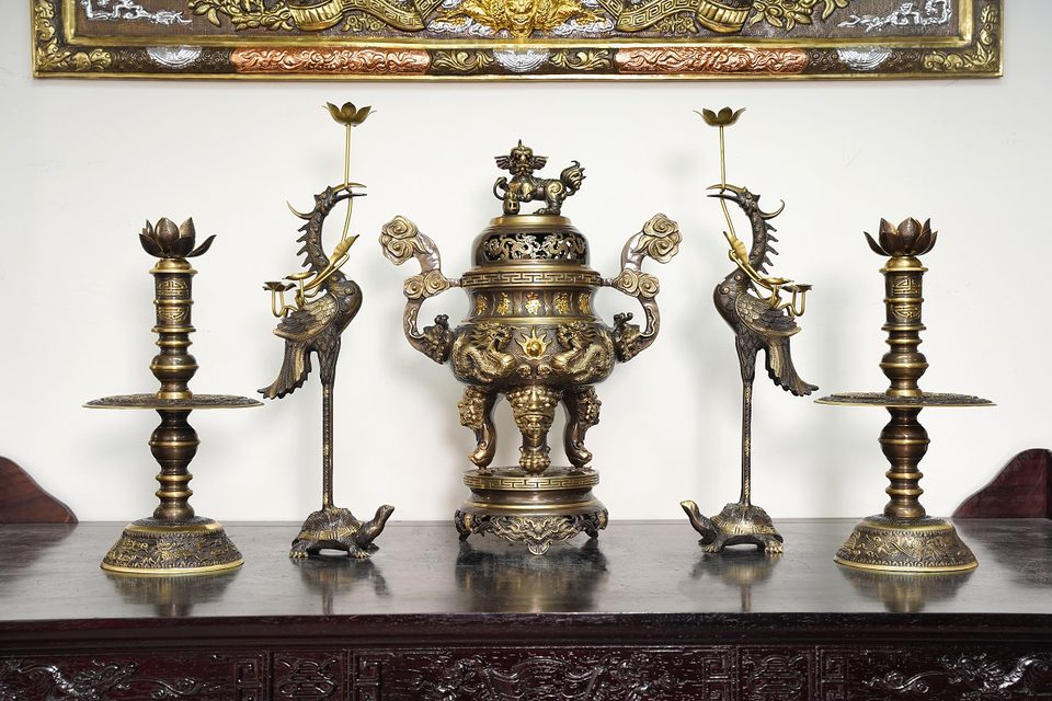 Song Long censer set in antique patina, the standard export finish
