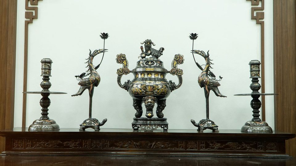Red bronze censer set with five-colour metal inlay