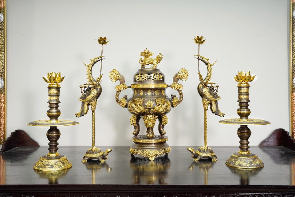 Song Long set with spot gilding on relief highlights