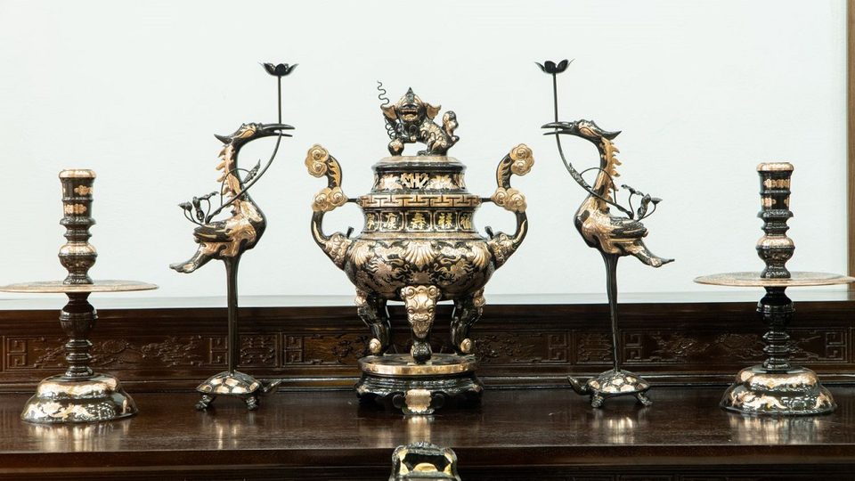 Hoa Soi pattern altar set in scraped red bronze